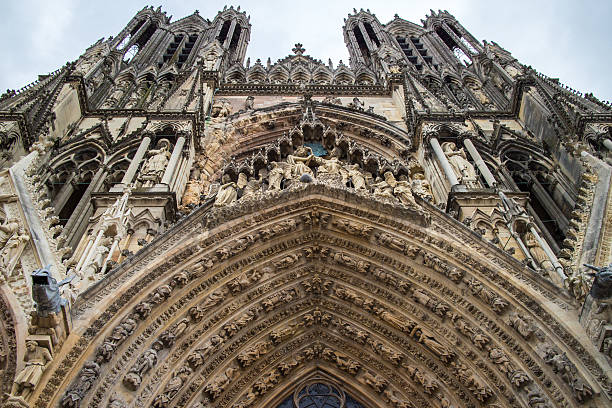 arquitectura fragmentos de notre-dame de reims fachada da catedral - church close up paris france gothic style imagens e fotografias de stock
