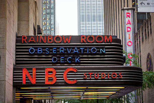 rainbow room y nbc studios señal en rockefeller center - nbc new york county midtown sign fotografías e imágenes de stock