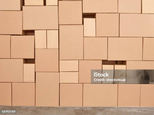 Pila De Cajas De Cartón Foto de stock y más banco de imágenes de Caja - Caja, Pared, Caja de cartón