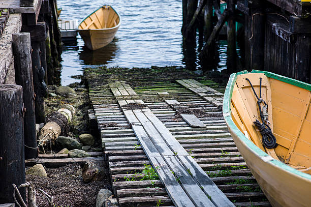 lunenburgcity in nova scotia canada dory ou rowboats em wharf, lunenburgcity in nova scotia canada, nova escócia. - dory imagens e fotografias de stock