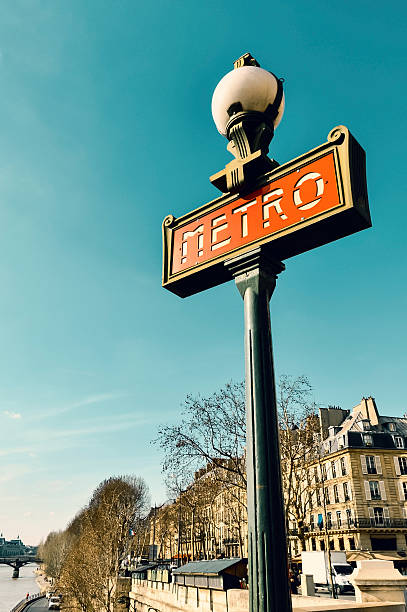 segno della metropolitana di parigi - french metro foto e immagini stock