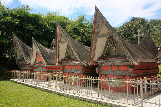 традиционные batak дома на остров самосир, суматра, индонезия - lake tufa sumatra house стоковые фото и изображения