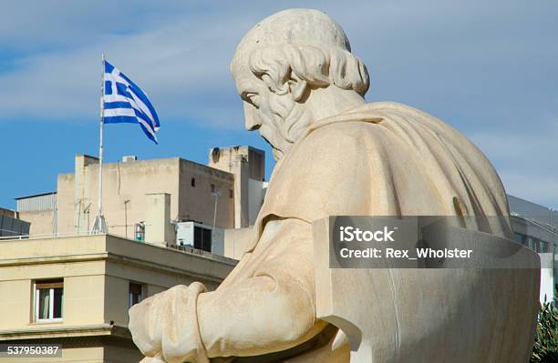 Statue Von Sokrates Und Griechische Flagge Stockfoto und mehr Bilder von Platon - Philosoph - Platon - Philosoph, 2015, Abschied