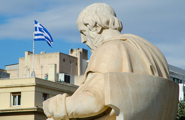 sócrates estatua de bandera griega - sócrates filósofo griego fotografías e imágenes de stock