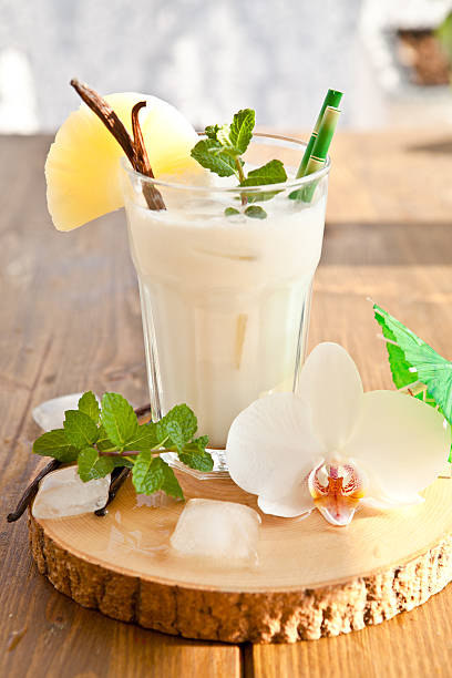 piña colada con ananas - cocktail pina colada pineapple juice foto e immagini stock