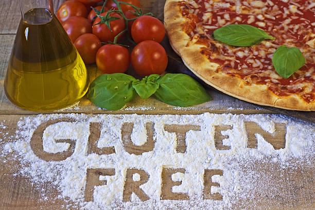 glutenu wolne pizza na tle - food and drink grated food dairy product zdjęcia i obrazy z banku zdjęć