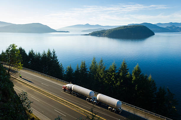 transport lkw fahren auf der autobahn 99, bc, kanada - commercial land vehicle stock-fotos und bilder