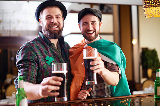 bebidas como s'estivesse a irlanda - irish culture beer drinking pub imagens e fotografias de stock