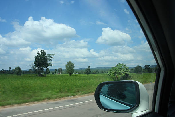車の窓からの眺めに稲田ます。 - stoplight agriculture blue cloud ストックフォトと画像