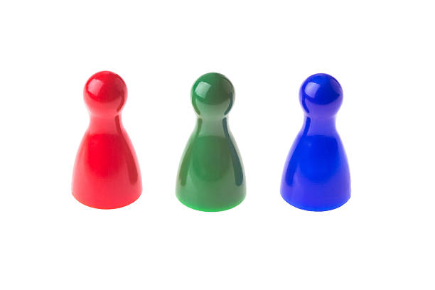 tres juegos pawns en una fila en colores diferentes - chess pawn red blue leisure games fotografías e imágenes de stock