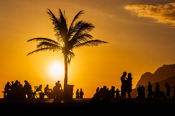 해질녘까지 리우데자네이루 - rio de janeiro copacabana beach ipanema beach brazil 뉴스 사진 이미지