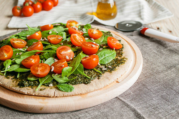 Pizza de pesto de espinafre e tomates cereja - foto de acervo
