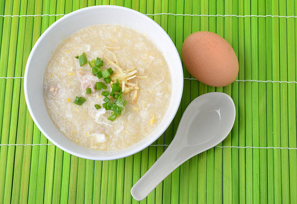 tajskim stylu śniadanie z wieprzowina i jajko na miękko - con gee zdjęcia i obrazy z banku zdjęć
