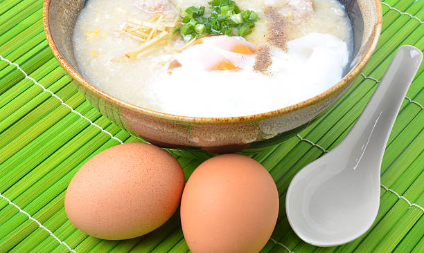 tajskim stylu śniadanie z wieprzowina i jajko na miękko - con gee zdjęcia i obrazy z banku zdjęć