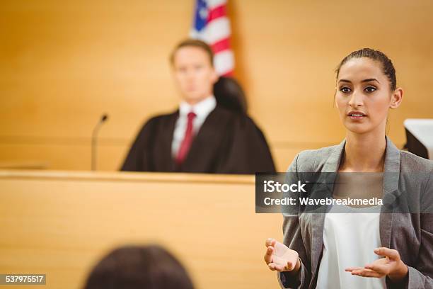 Gravi Avvocato Fare Una Dichiarazione Di Chiusura - Fotografie stock e altre immagini di Avvocato - Avvocato, Aula di tribunale, Palazzo di giustizia