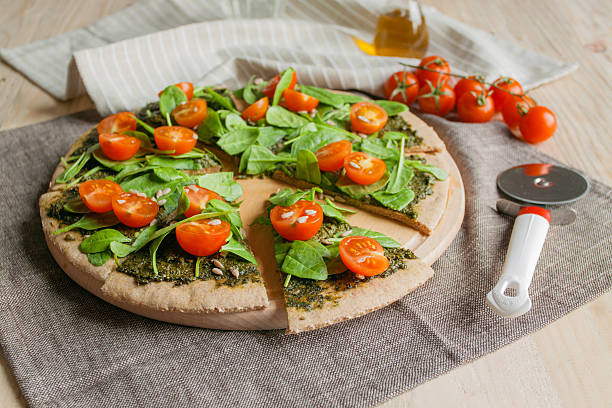 Pizza al pesto e tomate cereja, Espinafre - fotografia de stock