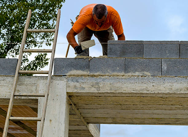mason apresenta um exterior alvenaria blocos de concreto - mason brick bricklayer installing - fotografias e filmes do acervo