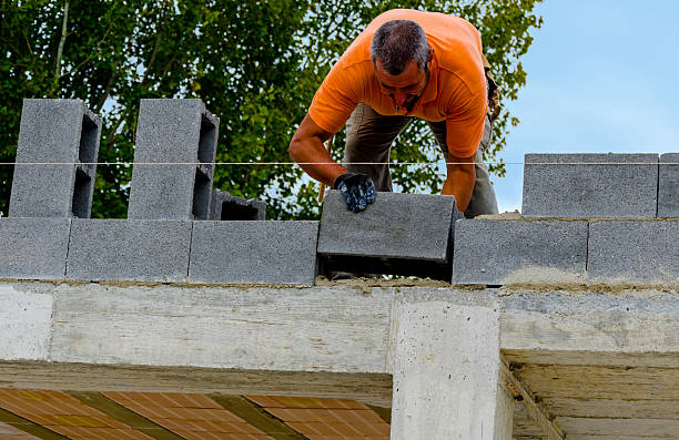 mason macht eine externe gemauerten blocks konkrete - mason brick bricklayer installing stock-fotos und bilder