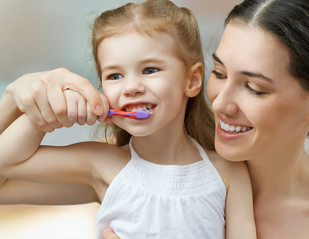 lavarsi i denti - child human teeth brushing teeth dental hygiene foto e immagini stock