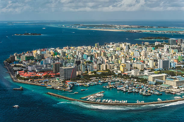 maledivischer hauptstadt von oben - malediven stock-fotos und bilder