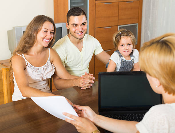 istock Family with insurance agent 538010955