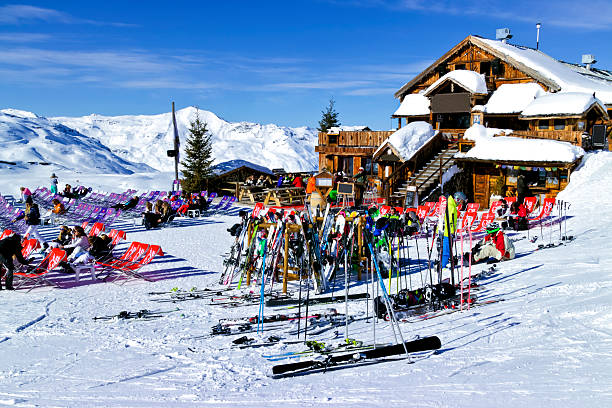 apres esquí en un bar chalet en alpes - snowboard apres ski snow nobody fotografías e imágenes de stock