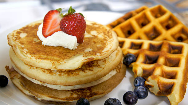 beste frühstück - waffle stock-fotos und bilder
