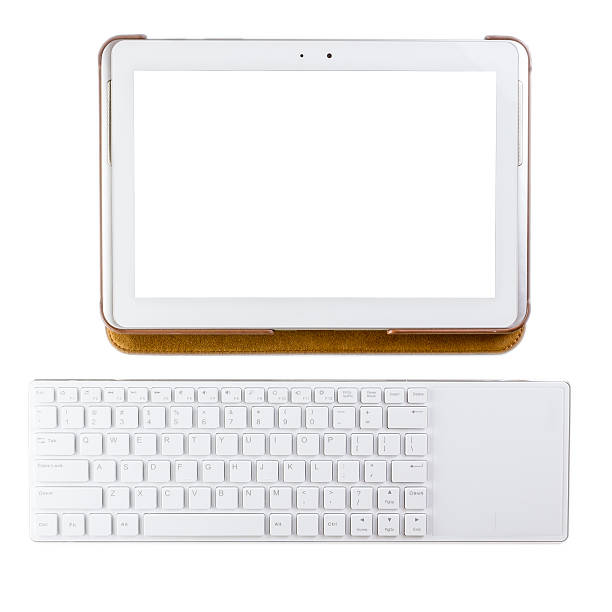 teclado tablet e em wthite fundo - newspaper digital tablet digitally generated image note pad - fotografias e filmes do acervo