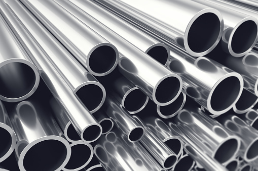Pila de tubos de acero brillante metal con enfoque selectivo efecto photo