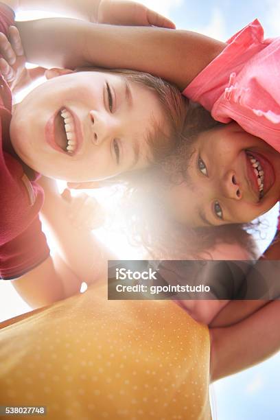 Grupo De Amigos En El Día Soleado Foto de stock y más banco de imágenes de Niño - Niño, Hijos, Jugar