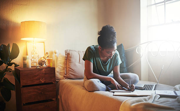 la paciente es un estudiante diligente - women computer home interior brown hair fotografías e imágenes de stock