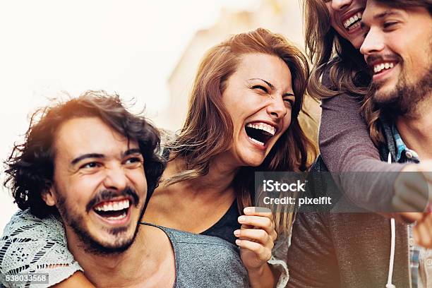 Glückliche Junge Paare Stockfoto und mehr Bilder von Freundschaft - Freundschaft, Lachen, Menschengruppe