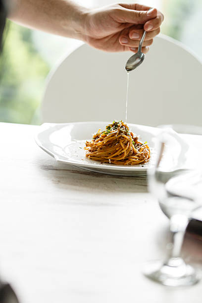 istock Pouring olive oil over cooked spaghetti 538035072
