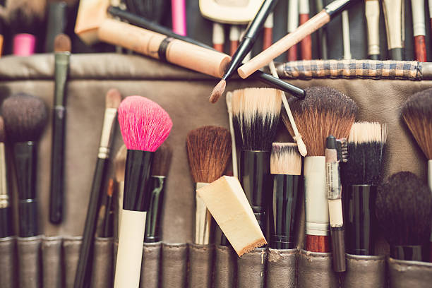 макияж набор - cosmetics make up brush make up palette стоковые фото и изображения