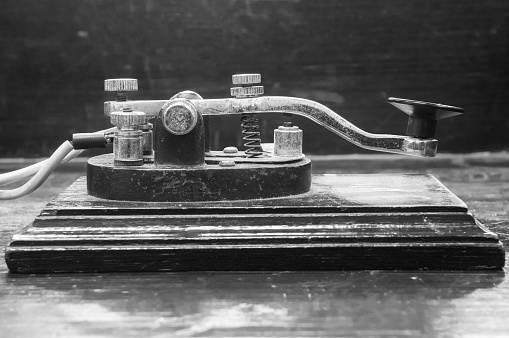 old morse key telegraph en mesa de madera photo