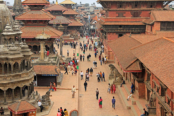 pessoas a visitar praça durbar de patan de patan, nepal - kathmandu imagens e fotografias de stock