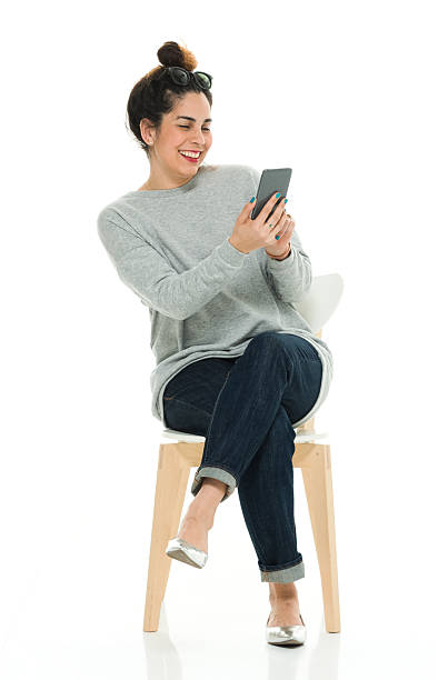 alegre mulher usando o telefone - puerto rican ethnicity women smiling cheerful imagens e fotografias de stock