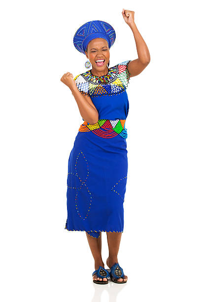 mulher africana celebrar - zulu african descent africa dancing imagens e fotografias de stock