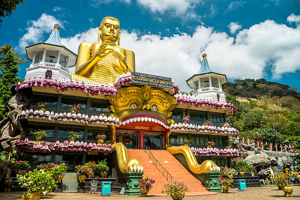 höhlentempel in dambulla, sri lanka. - sri lanka stock-fotos und bilder