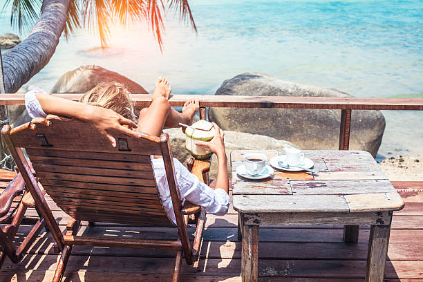 młoda kobieta cieszy pije kawę i kokosa - thailand travel destinations tropical climate beach zdjęcia i obrazy z banku zdjęć
