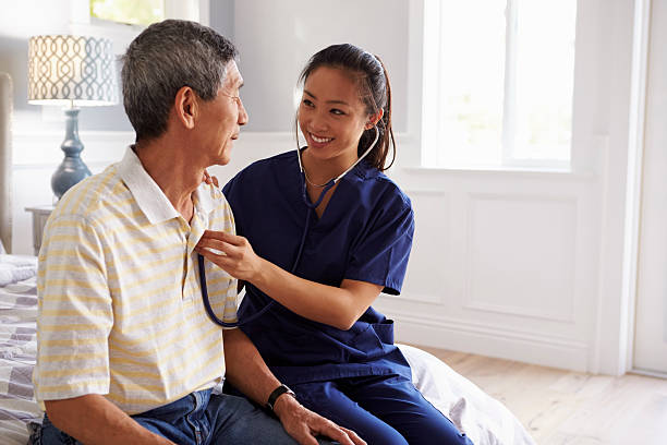 el personal de enfermería que su visita a senior hombre en examen médico - chest stethoscope medical exam men fotografías e imágenes de stock