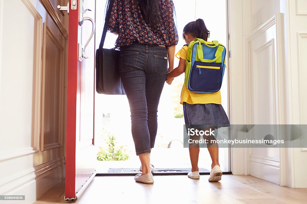 Nahaufnahme einer Mutter und Tochter verlassen für die Schule - Lizenzfrei Schulgebäude Stock-Foto