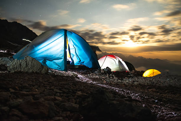 tendas nas montanhas à noite - lake mountain north tirol austria - fotografias e filmes do acervo