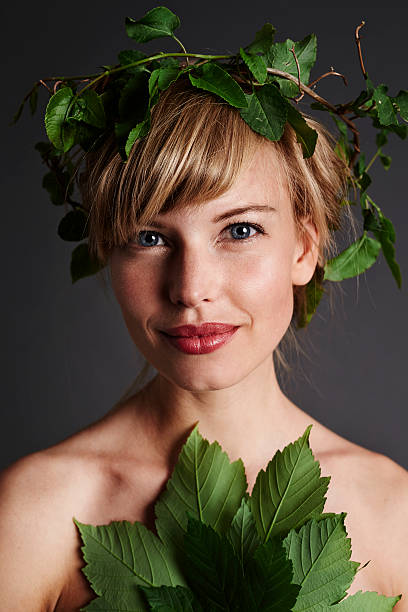 istock Blue eyed blond wearing ivy, portrait 538046722