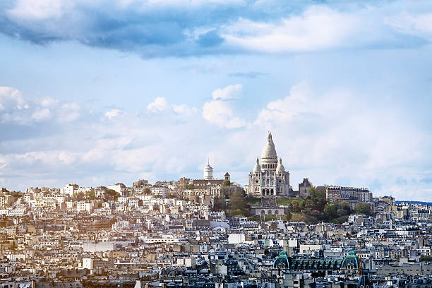 Basilica of Sacr&#233;-C&#339;your, Paris, France The Basilique Sacré-Coeur (Basilica of the Sacred Heart) is a Roman Catholic church and familiar landmark in Paris, located on the highest point of the city in Montmartre. montmartre stock pictures, royalty-free photos & images