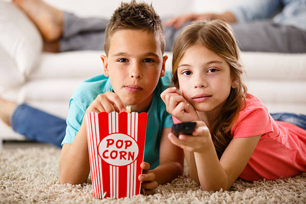 kinder fernsehen, liegen auf dem boden - carpet floor lying down people stock-fotos und bilder