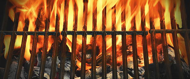 のトップビュー 燃えるような チャコールのバーベキューグリル - grilled broiling outdoors horizontal ストックフォトと画像