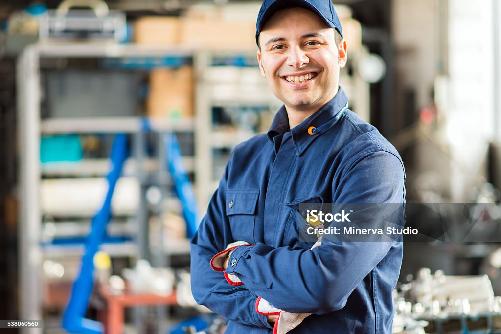 Retrato de la sonriente mecánico - Foto de stock de Ingeniero de mantenimiento libre de derechos