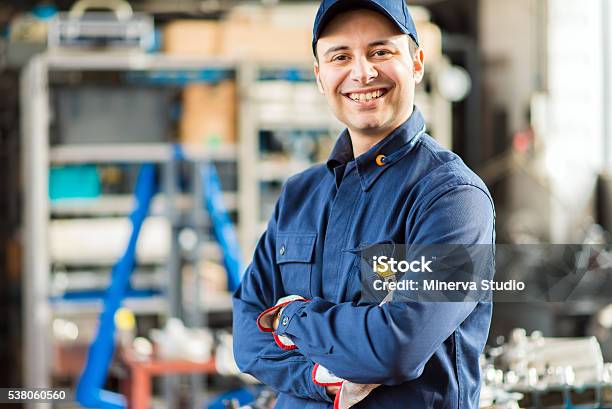 Retrato De La Sonriente Mecánico Foto de stock y más banco de imágenes de Ingeniero de mantenimiento - Ingeniero de mantenimiento, Pieza de máquina, Mecánico