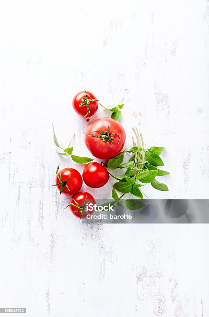 Tomaten und Basilikum auf Holzhintergrund - Lizenzfrei Tomate Stock-Foto